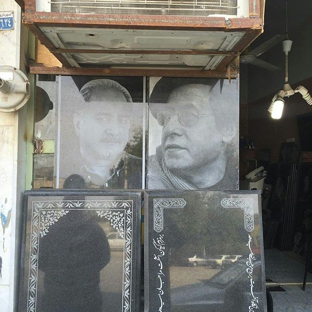 تصویری از پرویز پرستویی، بازیگر و تهیه کننده سینما و تلویزیون در حال بازیگری سر صحنه یکی از آثارش