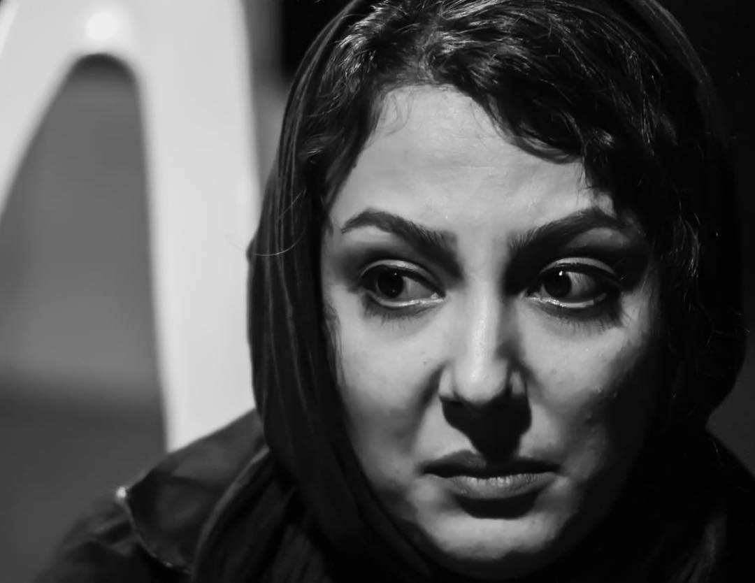 تصویری از الهه حسینی، بازیگر سینما و تلویزیون در حال بازیگری سر صحنه یکی از آثارش