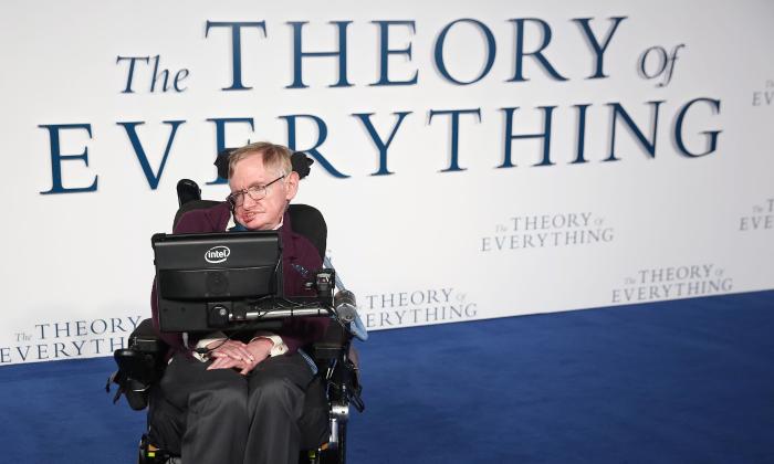 Stephen Hawking در صحنه فیلم سینمایی نظریه همه چیز