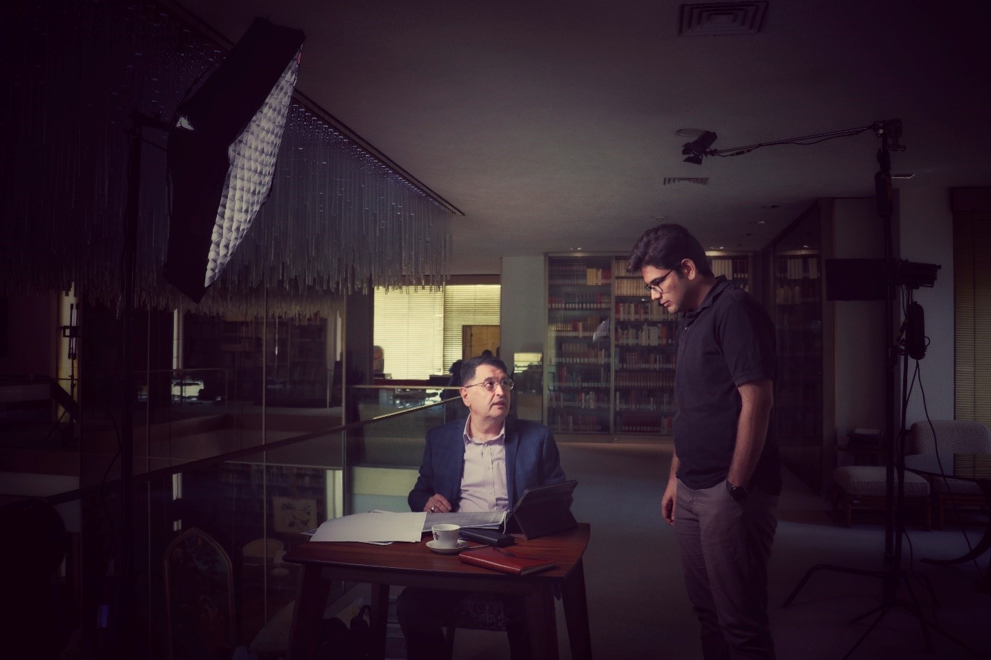 تصویری از مهدی سهرابی، نویسنده و کارگردان سینما و تلویزیون در پشت صحنه یکی از آثارش