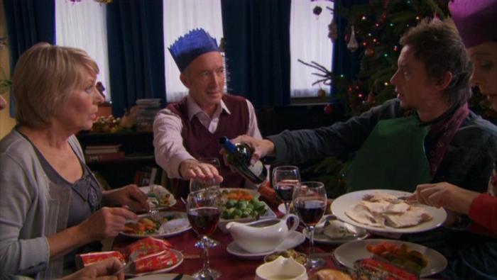 مت کینگ در صحنه سریال تلویزیونی Peep Show به همراه Clive Merrison و Lynn Farleigh
