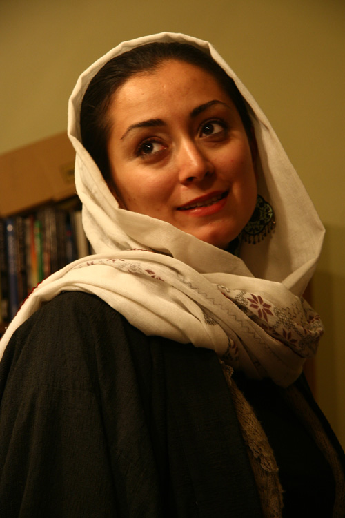 تصویری از مریم پالیزبان، بازیگر سینما و تلویزیون در حال بازیگری سر صحنه یکی از آثارش