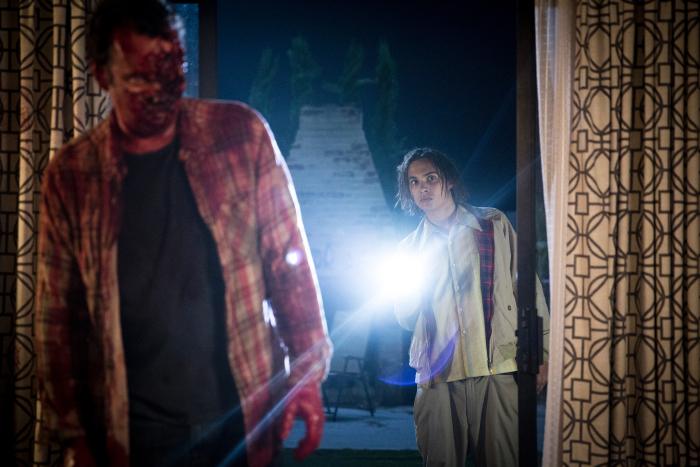 Noah Beggs در صحنه سریال تلویزیونی ترس از مردگان متحرک به همراه Frank Dillane