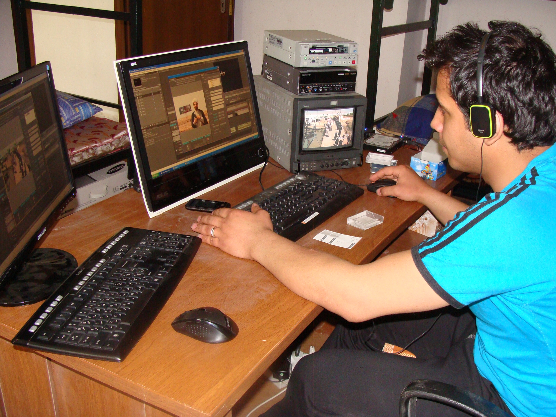 تصویری از سعید سلیمانی، تدوینگر سینما و تلویزیون در حال بازیگری سر صحنه یکی از آثارش