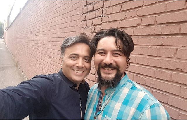 امیرحسین صدیق در پشت صحنه برنامه تلویزیونی کتاب باز به همراه مجید اخشابی