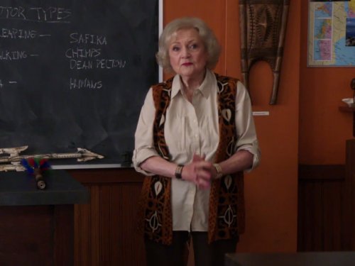 Betty White در صحنه سریال تلویزیونی Community