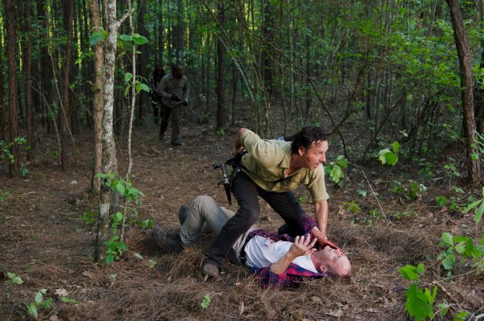 Ethan Embry در صحنه سریال تلویزیونی مردگان متحرک به همراه اندرو لینکولن
