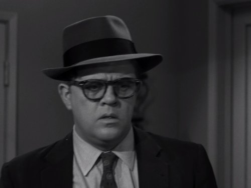 پت هینگل در صحنه سریال تلویزیونی منطقه نیمه روشن