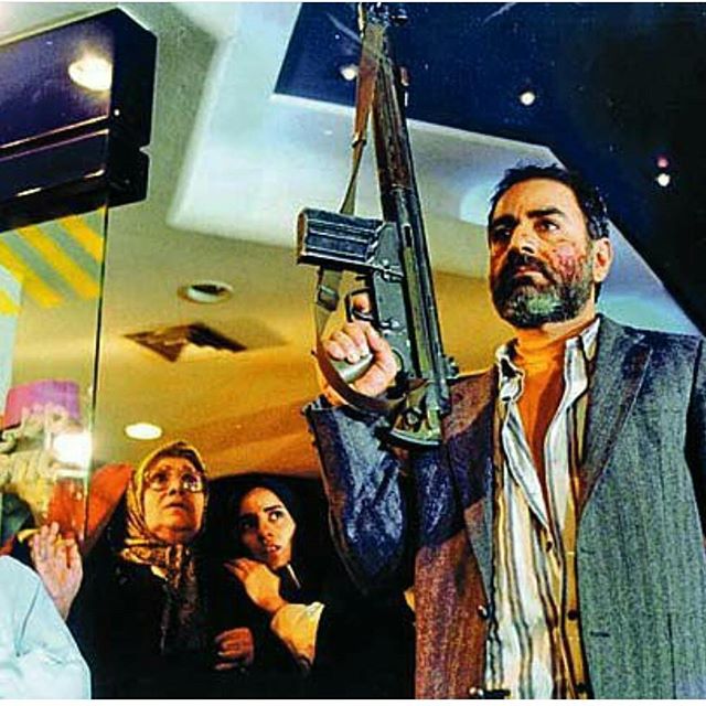 تصویری از پرویز پرستویی، بازیگر و تهیه کننده سینما و تلویزیون در حال بازیگری سر صحنه یکی از آثارش