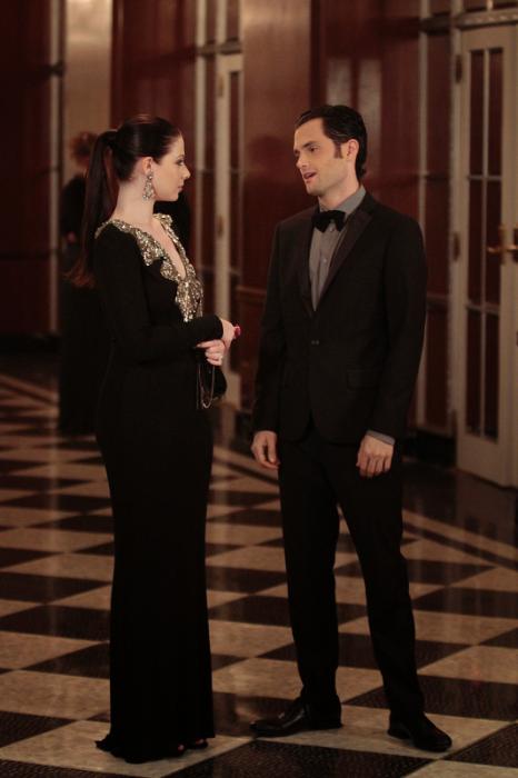Penn Badgley در صحنه سریال تلویزیونی دختر شایعه ساز به همراه Michelle Trachtenberg