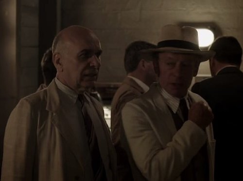 Stephen Boxer در صحنه فیلم سینمایی بازرس فویل به همراه Ken Bones