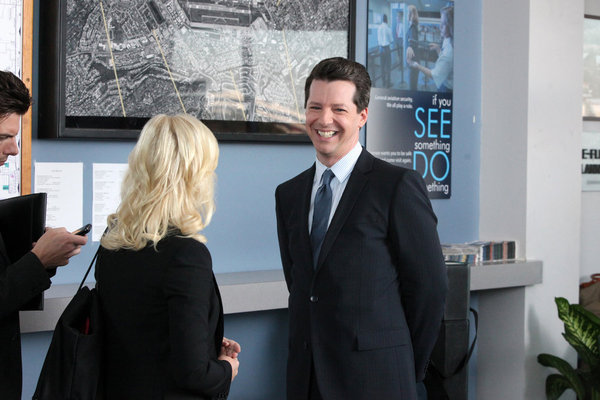 Sean Hayes در صحنه سریال تلویزیونی پارک ها و تفریحات به همراه Amy Poehler