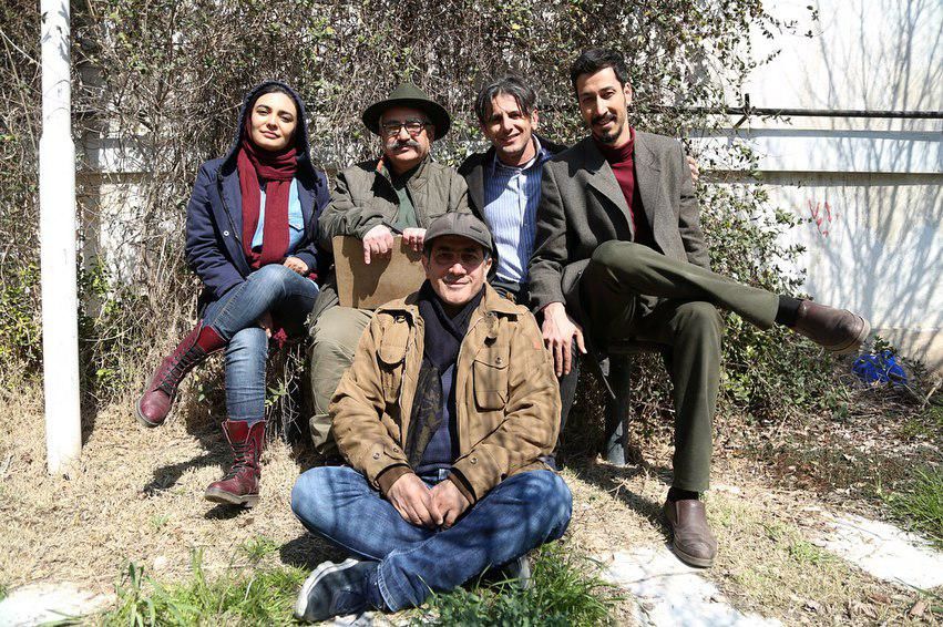 بهرام افشاری در پشت صحنه فیلم سینمایی چشم‌ و گوش بسته به همراه امین حیایی، فرزاد موتمن و لیندا کیانی