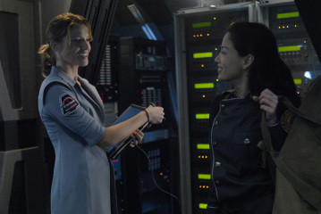 تریشیا هلفر در صحنه فیلم سینمایی Battlestar Galactica: Razor به همراه Stephany Jacobsen