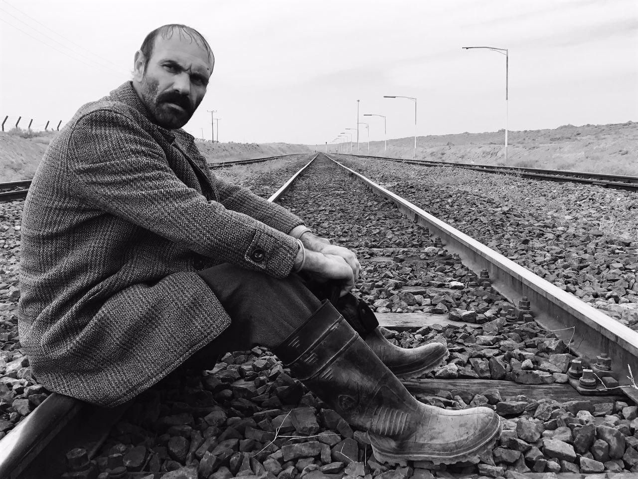 تصویری از یوسف یزدانی، بازیگر سینما و تلویزیون در حال بازیگری سر صحنه یکی از آثارش