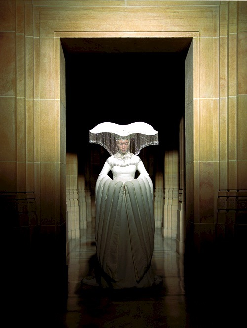 Justine Waddell در صحنه فیلم سینمایی سقوط