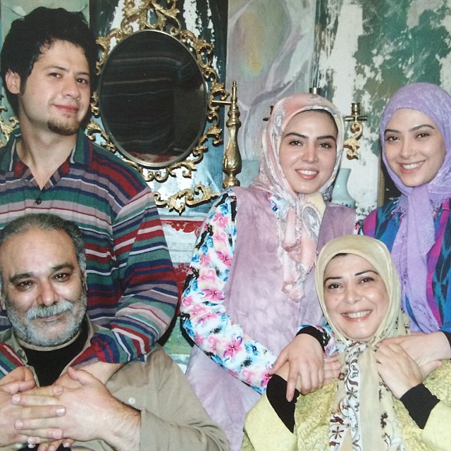 تصویری از مریم سلطانی، بازیگر سینما و تلویزیون در پشت صحنه یکی از آثارش به همراه سولماز آقمقانی، علی صادقی، نادیا دلدار گلچین و محمد کاسبی