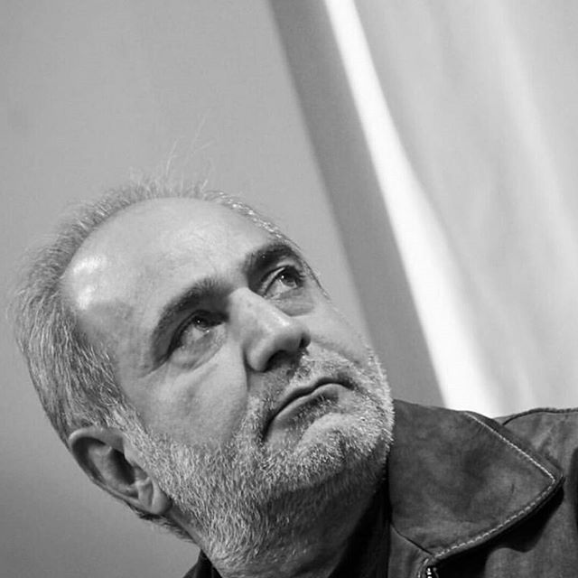 تصویری از پرویز پرستویی، بازیگر و تهیه کننده سینما و تلویزیون در حال بازیگری سر صحنه یکی از آثارش