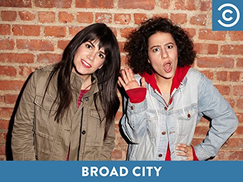 Abbi Jacobson در صحنه سریال تلویزیونی Broad City به همراه Ilana Glazer