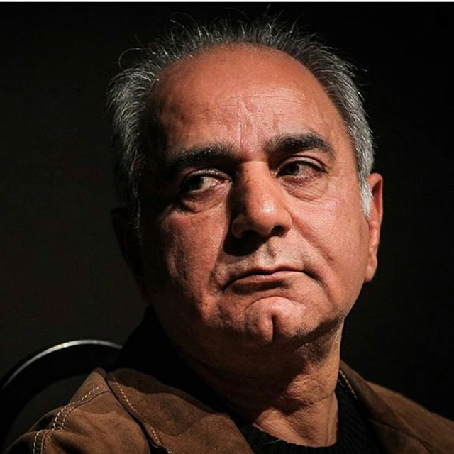 تصویری از پرویز پرستویی، بازیگر و تهیه کننده سینما و تلویزیون در حال بازیگری سر صحنه یکی از آثارش