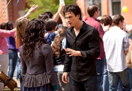 Kat Graham در صحنه سریال تلویزیونی خاطرات خون آشام به همراه Ian Somerhalder