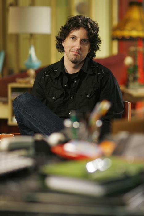 Mark Schwahn در صحنه سریال تلویزیونی یک تپه درخت