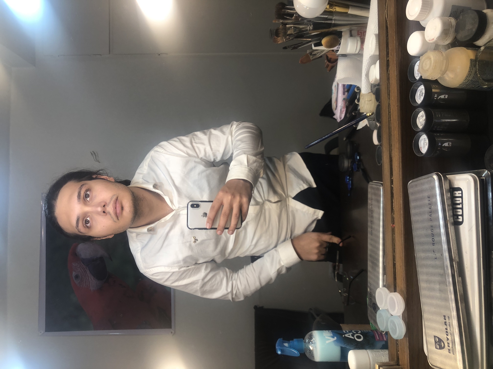 تصویری از پژمان بیوک سینما و تلویزیون در حال بازیگری سر صحنه یکی از آثارش