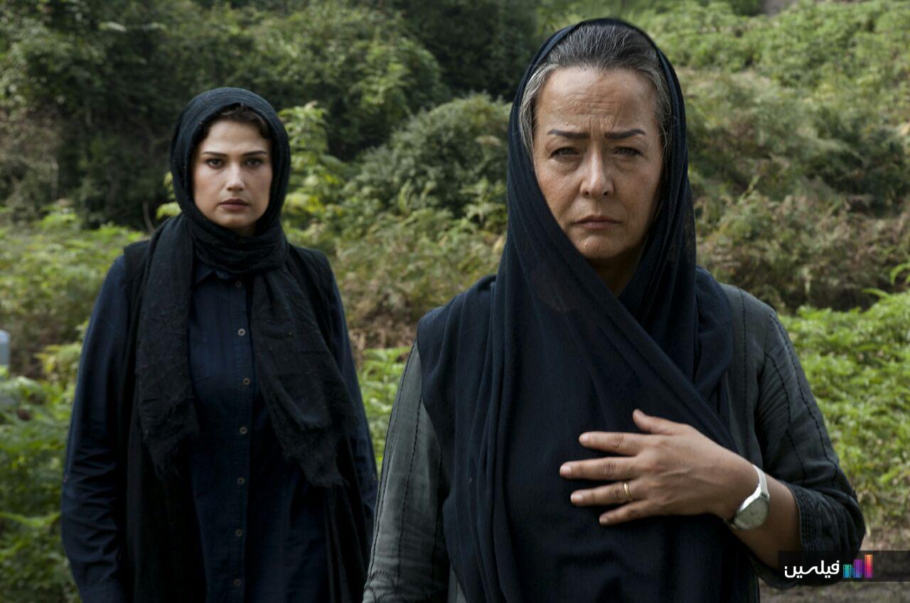 آزیتا حاجیان در صحنه فیلم سینمایی ماه در جنگل به همراه لادن مستوفی