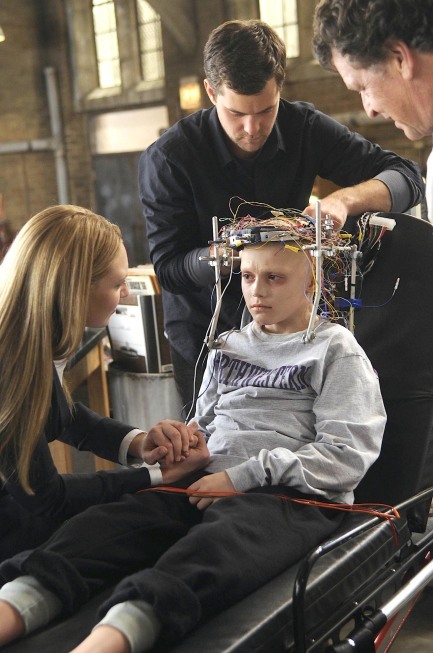 Spencer List در صحنه سریال تلویزیونی فرینج به همراه جان نوبل، جاشوا جکسون و Anna Torv
