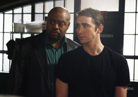 Chi McBride در صحنه سریال تلویزیونی Pushing Daisies به همراه لی پیس