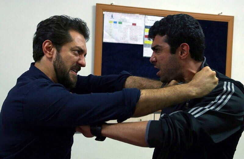 حسین مهری در صحنه فیلم سینمایی زرد به همراه بهرام رادان