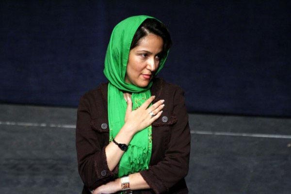 تصویری از پانته‌آ بهرام، بازیگر و مهمان سینما و تلویزیون در حال بازیگری سر صحنه یکی از آثارش