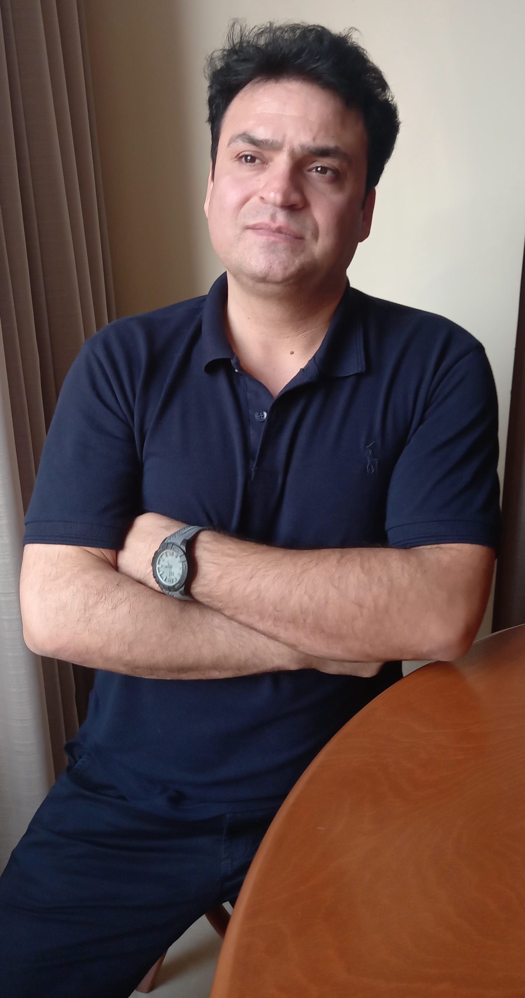 تصویری شخصی از علی میرزایی، بازیگر و نوازنده سینما و تلویزیون