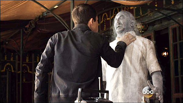 David Diaan در صحنه سریال تلویزیونی ماموران شیلد به همراه دیلان مینت