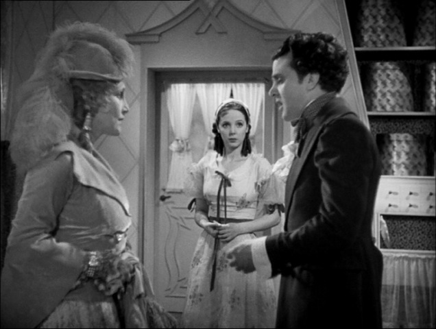 Fay Compton در صحنه فیلم سینمایی Strauss' Great Waltz به همراه Jessie Matthews و Esmond Knight