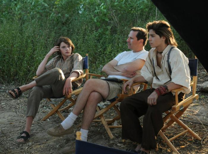 Joel Courtney در صحنه فیلم سینمایی Tom Sawyer & Huckleberry Finn به همراه Jake T. Austin