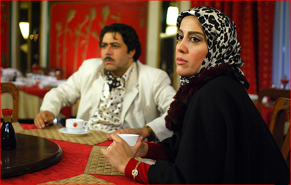 آشا محرابی در صحنه سریال تلویزیونی آشپزباشی به همراه فرهاد اصلانی