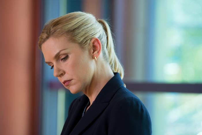 Rhea Seehorn در صحنه سریال تلویزیونی بهتره با سال تماس بگیری