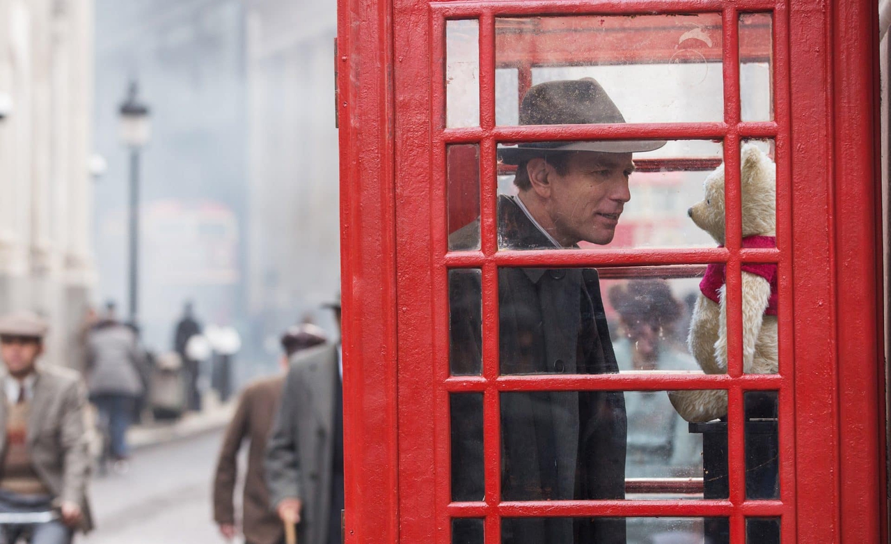 ایوان مک گرگور در صحنه فیلم سینمایی Christopher Robin به همراه جیم کامینگز