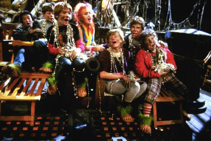 جاناتان که کوان در صحنه فیلم سینمایی احمق ها به همراه Martha Plimpton، Cyndi Lauper، کوری فلدمن، شان آستین، Jeff Cohen و جاش برولین