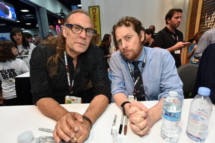 Scott M. Gimple در صحنه سریال تلویزیونی مردگان متحرک به همراه Greg Nicotero