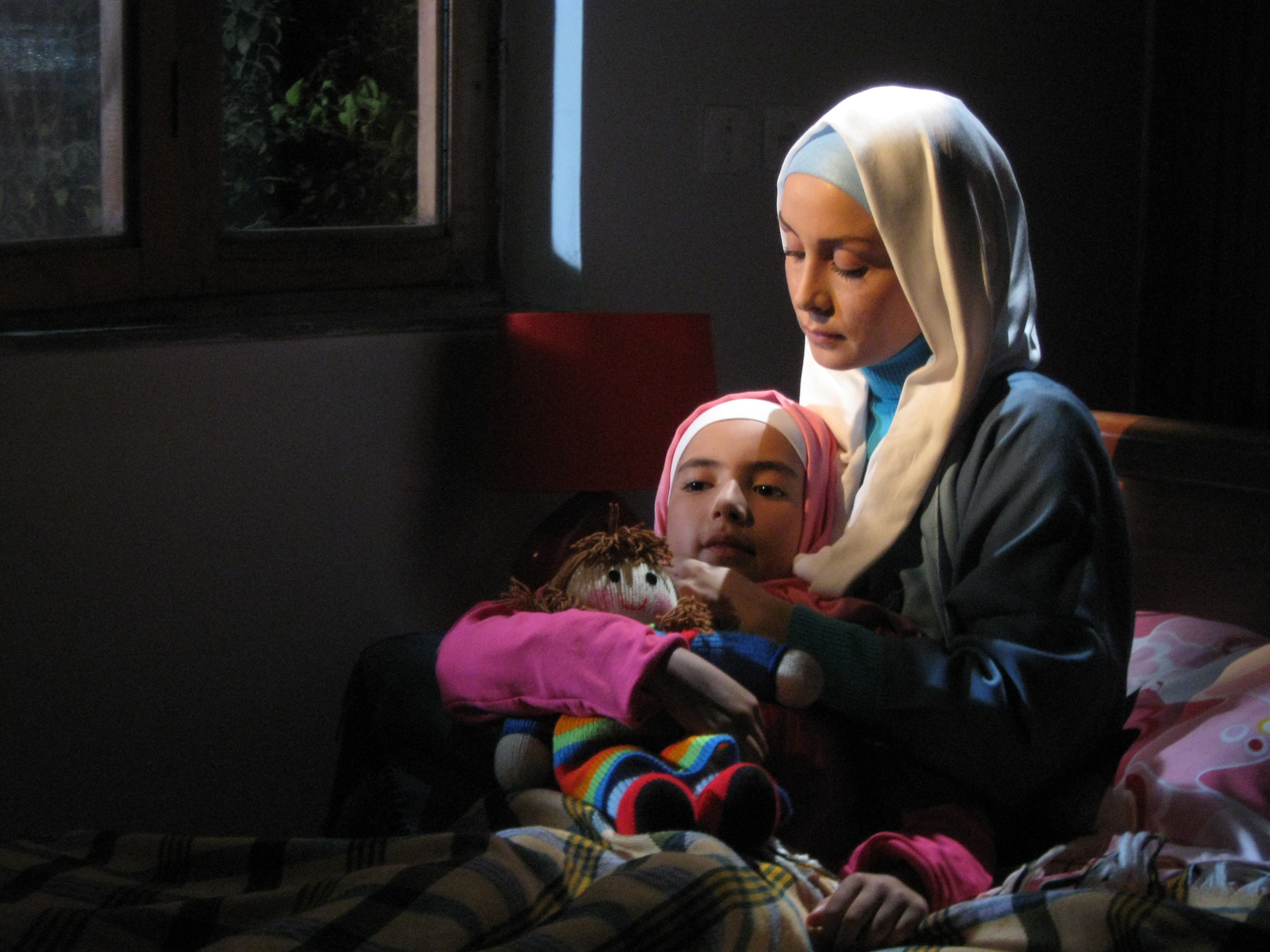 تصویری از حمیدرضا حافظی، نویسنده سینما و تلویزیون در حال بازیگری سر صحنه یکی از آثارش