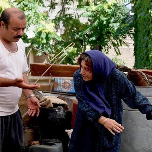 تصویری از سعید آقاخانی، بازیگر و کارگردان سینما و تلویزیون در حال بازیگری سر صحنه یکی از آثارش