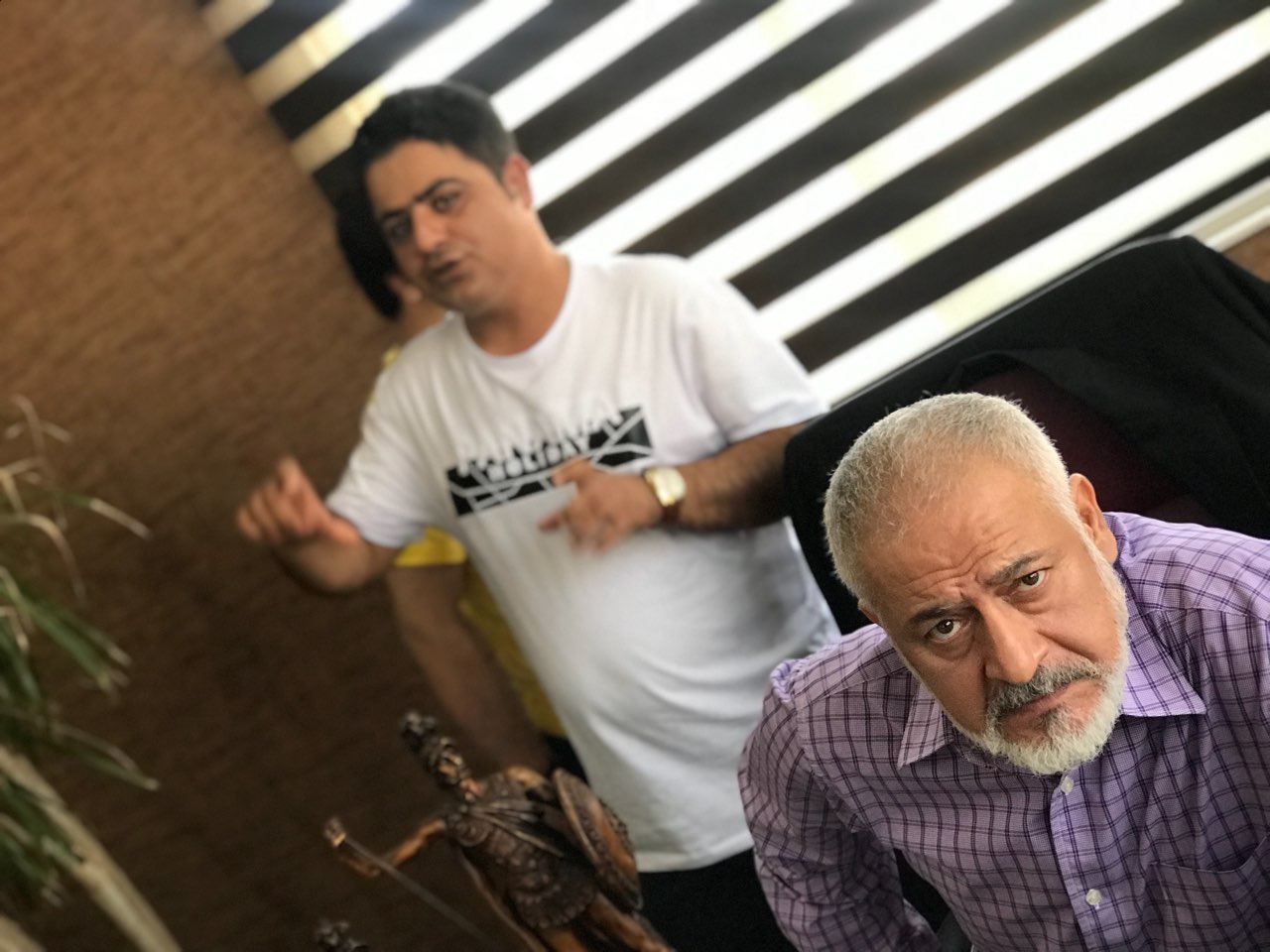 مجید مشیری در پشت صحنه سریال تلویزیونی مس به همراه رامین الماسی