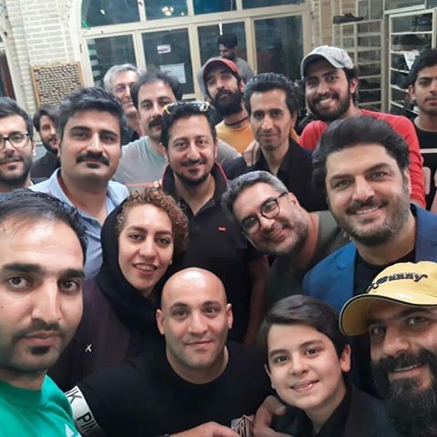 کوهیار کلاری در پشت صحنه فیلم سینمایی پاستاریونی به همراه سام درخشانی و سهیل موفق