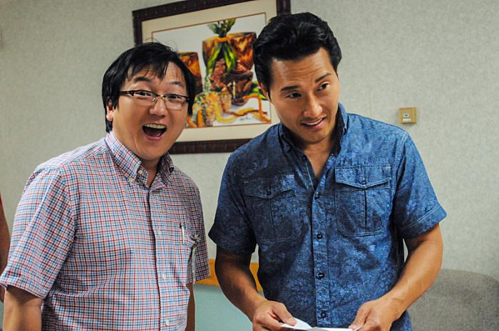 Masi Oka در صحنه سریال تلویزیونی Hawaii Five-0 به همراه Daniel Dae Kim