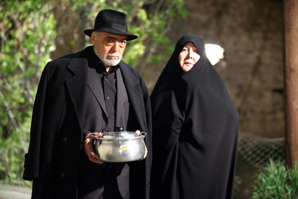 آفرین عبیسی در صحنه سریال تلویزیونی تنهایی لیلا به همراه اکبر زنجان‌پور