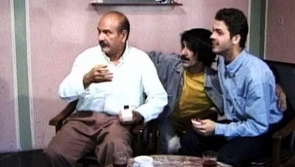فردوس کاویانی در صحنه سریال تلویزیونی آژانس دوستی به همراه حسین پناهی و پژمان بازغی