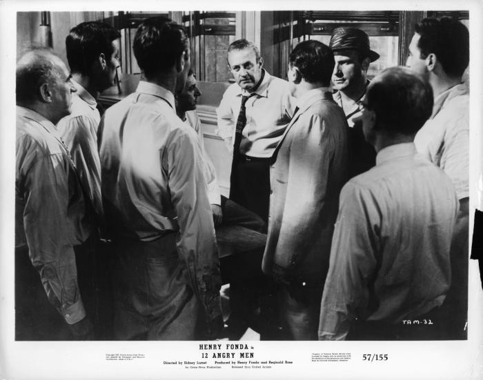 جک واردن در صحنه فیلم سینمایی 12 مرد خشمگین به همراه لی جی. کاب، جان فیدلر و اد بگلی