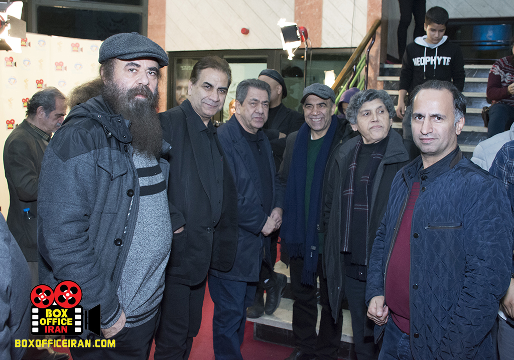 تصویری از حسین رامه، مدیر تولید و مجری طرح سینما و تلویزیون در حال بازیگری سر صحنه یکی از آثارش